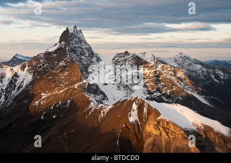 Vista aerea del mattino luce illuminando la vetta del Monte Doonerak nei cancelli dell'Artico National Park & Preserve, Alaska Foto Stock