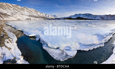 Vento Sastrugi creste intagliate nel manto nevoso congelati Phelan Creek a fianco del Richardson Highway, Alaska Range, Alaska Foto Stock