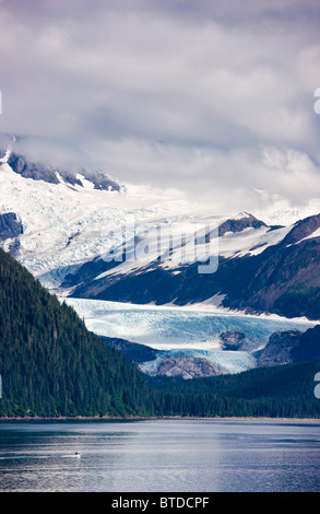 Vista del ghiacciaio di fatturazioni attraverso il canale di passaggio in estate, Whittier, centromeridionale Alaska Foto Stock