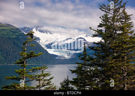 Vista del ghiacciaio di fatturazioni attraverso il canale di passaggio in estate, Whittier, centromeridionale Alaska Foto Stock