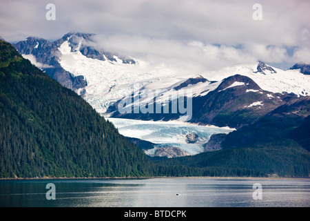 Vista del ghiacciaio di fatturazioni attraverso il canale di passaggio in estate, Whittier, centromeridionale Alaska Foto Stock