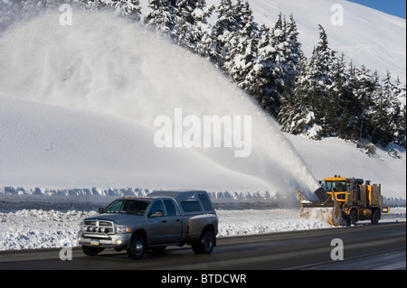 Un spalaneve segue un camion autostrada Turnagain Pass, Penisola di Kenai, centromeridionale Alaska, inverno Foto Stock