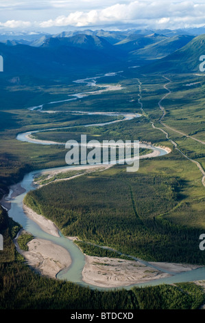 Forcella centrale del fiume Koyukuk accanto alla Trans Alaska Pipeline e vicino alle porte dell'Artico National Park, Alaska Foto Stock