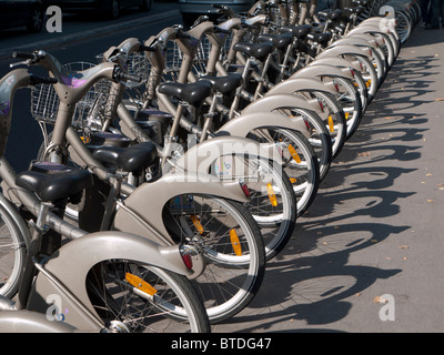 Fila di pubblico noleggio biciclette chiamato Velib a Parigi street in Francia Foto Stock