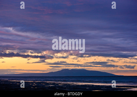 Vista panoramica del monte Susitna & Knik Arm al tramonto, Anchorage, centromeridionale Alaska Foto Stock