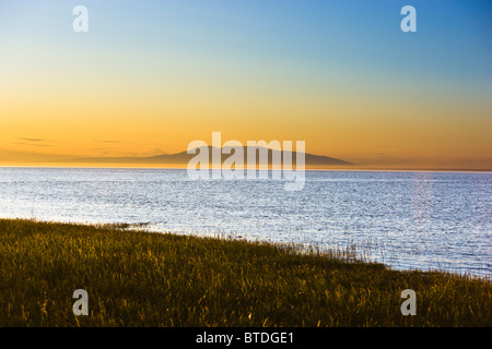 Vista panoramica del monte Susitna & Cook Inlet al tramonto, Anchorage, centromeridionale Alaska Foto Stock