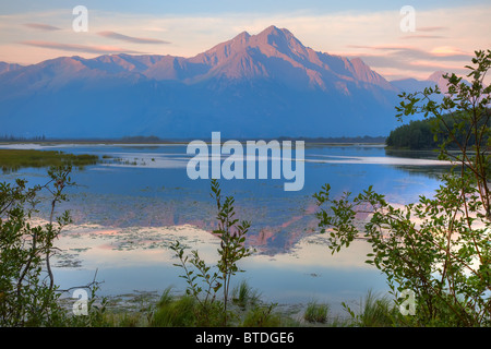 Alba sul picco di Pioneer con Jim lago in primo piano, centromeridionale Alaska, immagine HDR Foto Stock