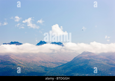 Piccolo aereo nella parte anteriore del Chugach Mountains vicino a Anchorage durante l'autunno in Alaska centromeridionale Foto Stock