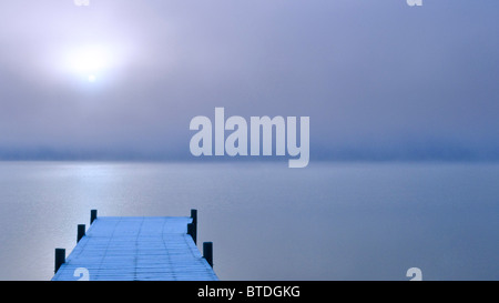 Un foggy sunrise su un dock nel lago di Whatcom durante l'inverno, Bellingham WASHINGTON, STATI UNITI D'AMERICA Foto Stock