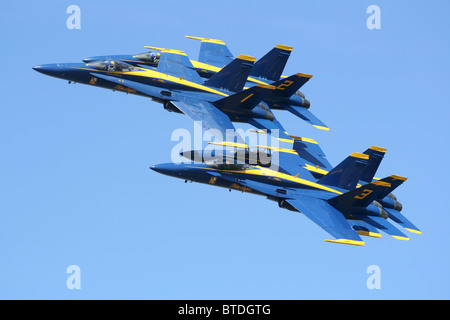 Blue Angels in diamante formazione effettuando al misto servizi Open House, Andrews Air Base Foto Stock