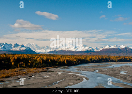 Southside vista di Mt. McKinley e Mt. Hunter (L) con il fiume Chulitna in primo piano, Denali State Park, Alaska, caduta Foto Stock