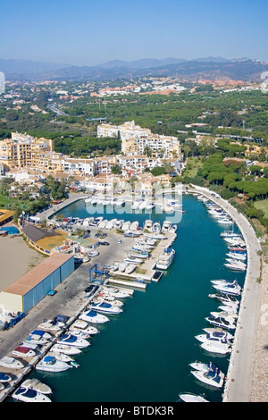 Vista aerea del Puerto Cabopino sulla Costa del Sol, Marbella, Spagna Foto Stock