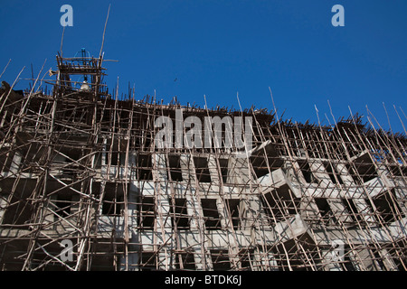 Costruzione e di impalcature in legno e gli schermi in downtown Awassa su un edificio a più piani Foto Stock