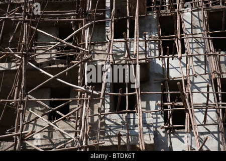 Costruzione e di impalcature in legno e gli schermi in downtown Awassa su un edificio a più piani Foto Stock