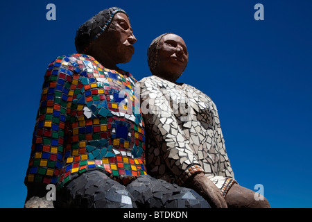 Basso angolo di visione del mosaico coperta scultura all aeroporto di Bloemfontein che mostra due donne africane seduto accanto a ciascun altro Foto Stock