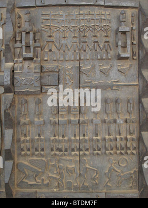 Un legno intagliato Dogon del pannello della porta Foto Stock