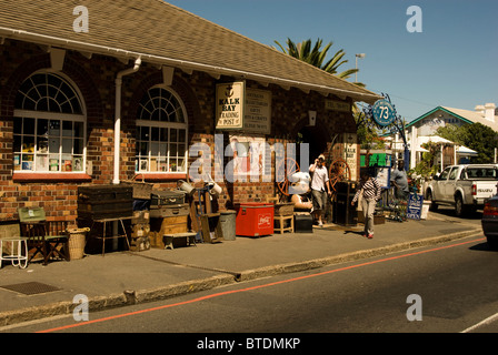 Vista esterna di Kalk Bay Trading Post, un negozio di antiquariato e bric-a-brac Foto Stock