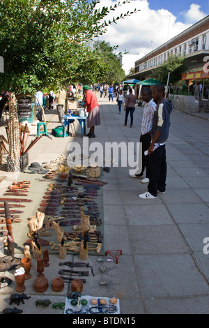 Mercato di artigianato nel vecchio centro commerciale principale nel centro della città di Botswana Foto Stock