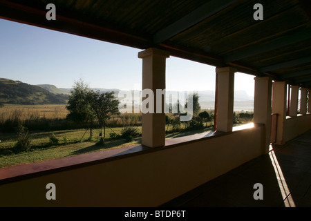 Una pittoresca vista dalla veranda di una vecchia casa colonica Foto Stock