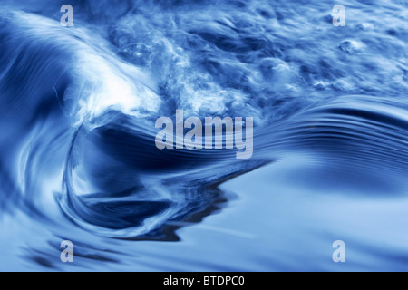 Un abstract colpo di acqua vorticoso Foto Stock