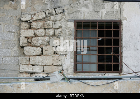 Ferro forgiato bar di fronte a una finestra Foto Stock