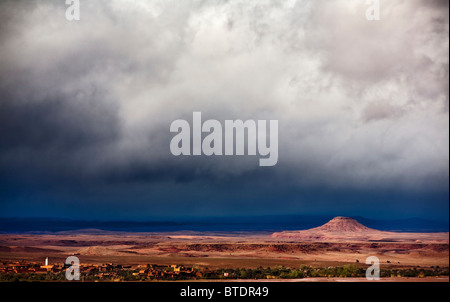 Un avvicinamento tempesta su una metà Atlas villaggio di montagna in Marocco Foto Stock