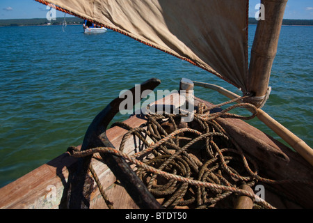 Vista ravvicinata di fune di ancoraggio e giacente nella parte anteriore di un dhow tradizionale o in barca da pesca Foto Stock