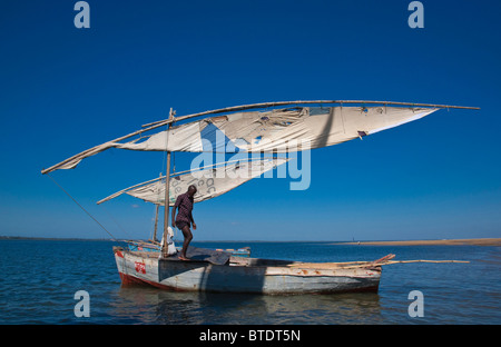 Un dhow tradizionale o barca a vela barca a vela su un mare blu Foto Stock