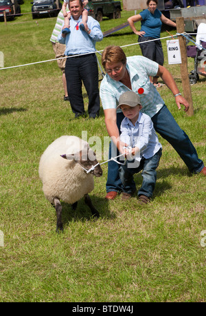 Ragazzino con pecore sul piombo, ARRIVATI IN MOSTRA AGRICOLA CHEPSTOW MONMOUTHSHIRE WALES UK Foto Stock