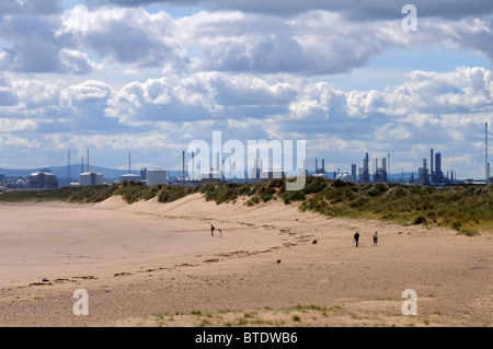 Vista dalla spiaggia a Seaton Carew, County Durham, guardando verso la skyline industriale di Redcar e Middlesbrough., Inghilterra Foto Stock