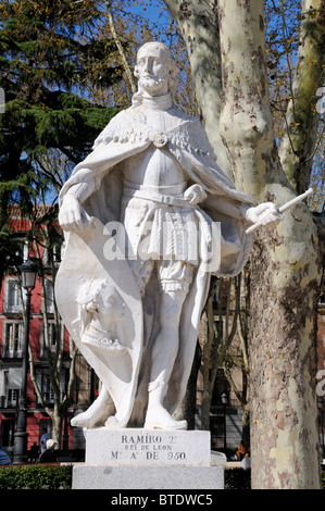 Madrid, Spagna. Plaza de Oriente. Statua di Ramiro II, (c900-951) Re di León (931-951) Foto Stock