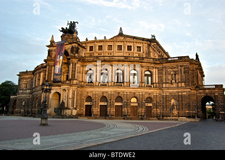 Espansiva di lastricato in pietra Theaterplatz Plaza Dresden semper stato sassone Opera House Teatro presso sunrise nella storica città vecchia Altstadt Foto Stock