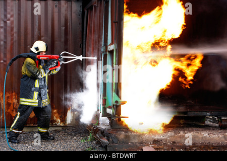 Sistema antincendio Cobra. Getto di acqua ad alta pressione estintore, tagli attraverso un metallo altri materiali a spruzzo attraverso le pareti. Foto Stock