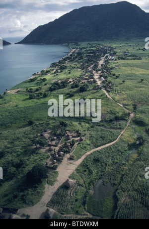 Chembe village e campi di mais sulle rive del Lago Malawi Foto Stock