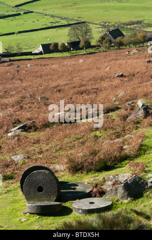 Macine abbandonate e Overstones Farm sotto bordo Stanage nel Peak District, Derbyshire, Inghilterra Foto Stock