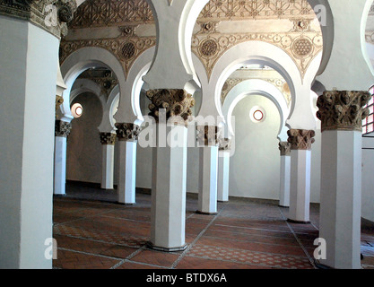 5412. La Sinagoga de Santa Maria La Blanca a Toledo, Spagna, è stata fondata nel 1203 ed è situato nell antico quartiere ebraico o Foto Stock