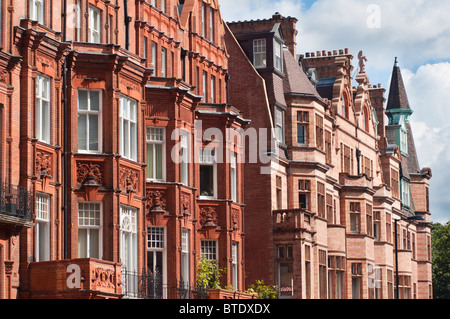 Stile regina Anna olandese edifici a capanna lungo Pont Street nel quartiere di Kensington e Chelsea Londra Inghilterra. Foto Stock