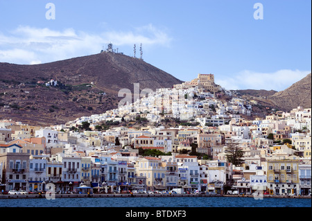 Vista di Ermoupolis, sull'isola di Syros. Foto Stock