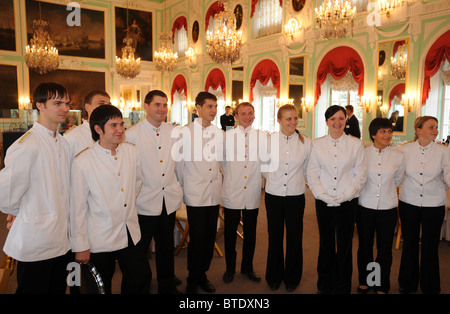 Il personale di servizio a una cena di gala a Peterhof Palace, San Pietroburgo, Russia Foto Stock