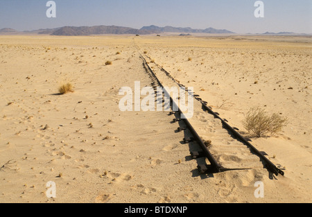 Vecchi binari ferroviari che termina nel mezzo del nulla nel deserto Foto Stock