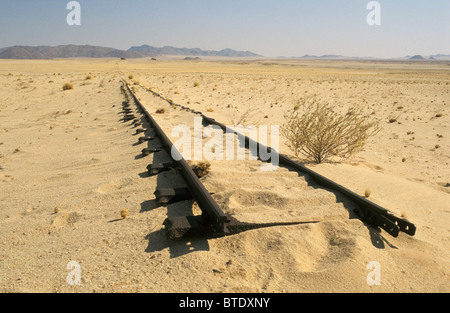 Vecchi binari ferroviari che termina nel mezzo del nulla nel deserto Foto Stock