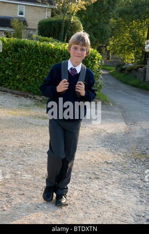 Ritratto di uno scolaro sul suo primo giorno di scuola senior Foto Stock