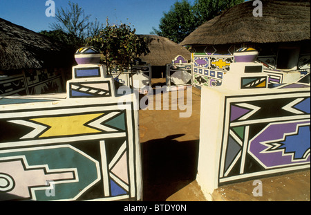 Ndebele tradizionali disegni sulle pareti presso il Ndebele village Foto Stock