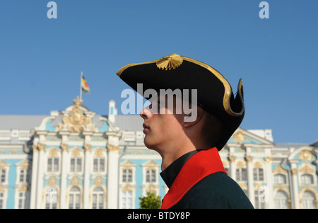 Un uomo in uniforme di fronte al Palazzo di Caterina, San Pietroburgo, Russia Foto Stock