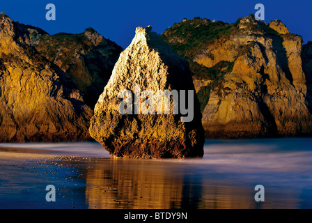 Il Portogallo, Algarve: serata presso la spiaggia Praia dos Tres Irmaos Foto Stock