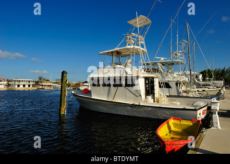 Piccole barche da pesca ancorate nel porticciolo di Key Largo, chiavi isole, Florida, Stati Uniti d'America. Porto, porto. Foto Stock