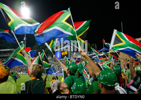 Tifosi di cricket sventolando South African bandiere a Pro20 international cricket Foto Stock