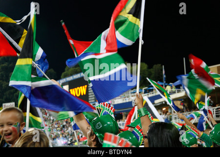 Tifosi di cricket sventolando South African bandiere a Pro20 international cricket Foto Stock