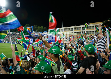 Tifosi di cricket sventolando South African bandiere a Pro20 international cricket Foto Stock