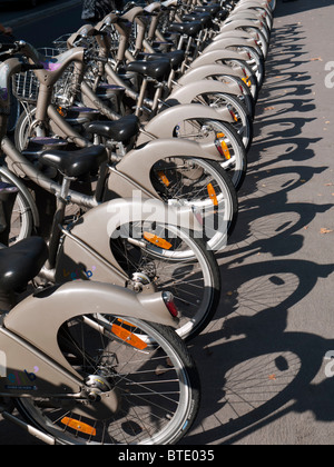 Pubblica le biciclette a noleggio chiamato Velibon Paris street in Francia Foto Stock